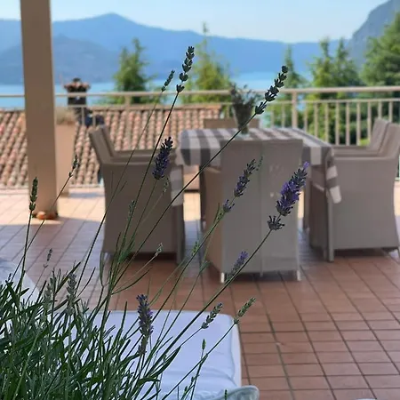 Semesterbostad Ajna Riva di Solto